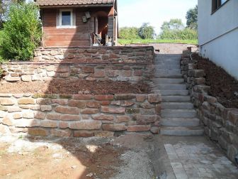 Hangschutzmauer-mit-Treppe-1